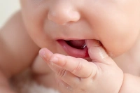 Vì sao trẻ sơ sinh hay mút tay? Có sao không và cách xử lý?